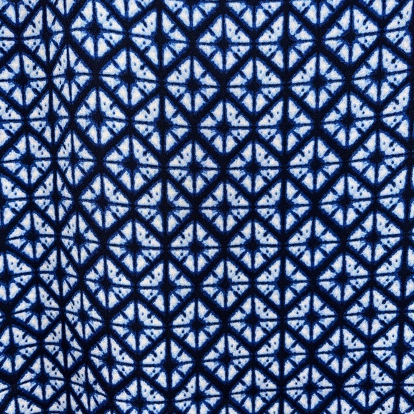 Banana Republic Blue and White Short Sleeve Patterned Blouse Large - Picture 3 of 4